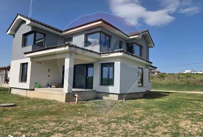 Casă cu 5 camere cu Teren 570 Mp în Sânmartin - 2