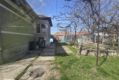 Casă cu 3 camere cu Canalizare în Central - 1