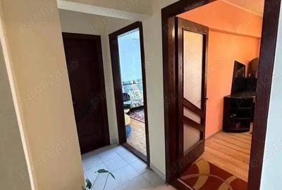 De vanzare 4 camere pe Bd Roman Musat, 2 bai, 2 balcoane, 65.000 euro - 2