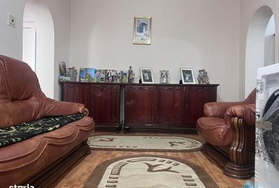 Apartament cu 3 camere semidecomandat în Micro 8 - 12