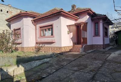 Casă cu 3 camere cu Teren 440 Mp în Central - 1