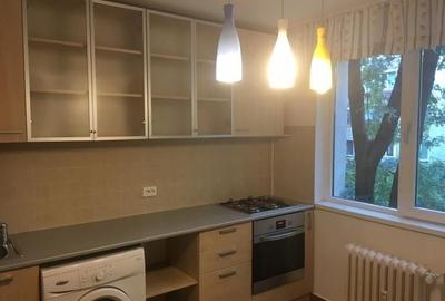 Apartament cu 4 camere semidecomandat, mobilat în Titan