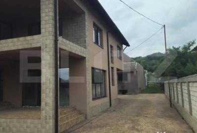 Casă cu 4 camere cu Teren 2360 Mp în Central - 9