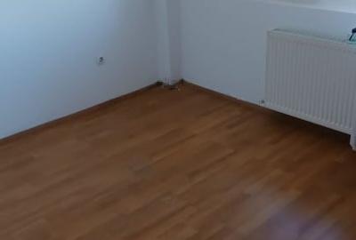 Închiriez apartament 3 camere - 1
