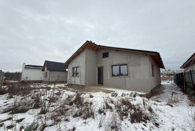 Casă cu 4 camere cu Teren 300 Mp în Lumina - 1