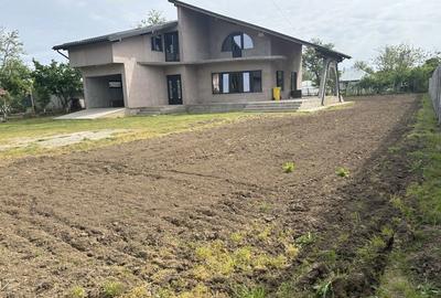 Casă cu 4 camere cu Teren 1600 Mp în Ciochina - 4