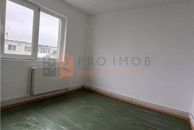 Apartament cu 2 camere semidecomandat, mobilat în Micro 5