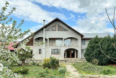Casă cu 6 camere cu Teren 2300 Mp în Central