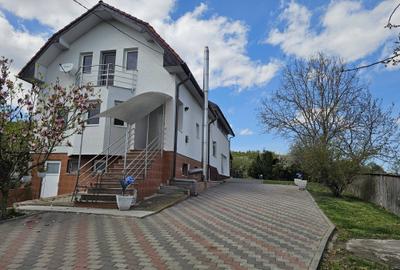 Casă cu 4 camere cu Teren 4000 Mp în Comșești