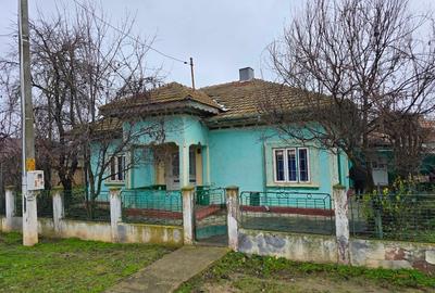 Vând casă la țară cu grădină mare și anexe, ideală pentru familie - 1