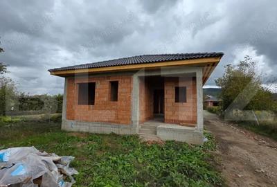 Casa pe un nivel, 3 camere, 100 mp ?i teren generos de 500 mp - zona Unirea - 8