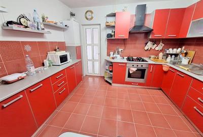 Casă individuală cu 8 camere cu Teren 421 Mp în 9 Mai - 2