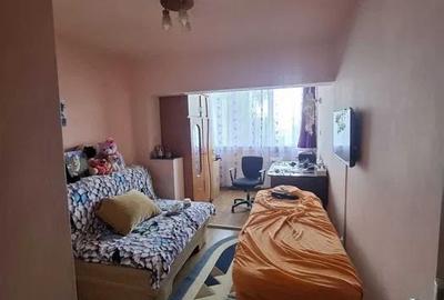 Apartament cu 4 camere semidecomandat în Tractorul - 3