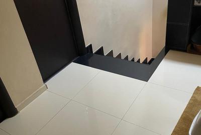 Locuință elegantă cu curte amenajată – parter + etaj, în spatele Pieței Delfinul - 14