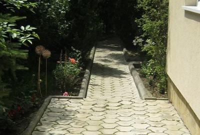 Casă cu 4 camere cu Teren 900 Mp în Central - 1