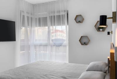 Apartament cu 3 camere semidecomandat, mobilat în UTA - 10