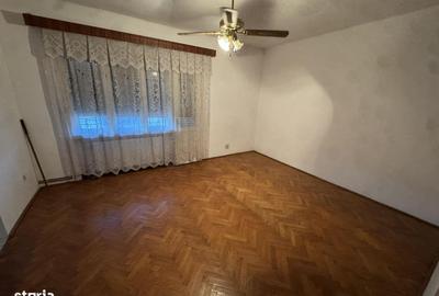 Casă cu 9 camere decomandat cu Teren 101 Mp în Central