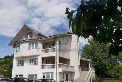Casă individuală cu 9 camere în Central