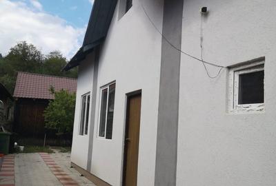 Casă cu 4 camere în Petrindu - 1