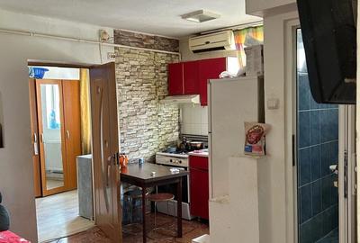 Apartament cu 3 camere semidecomandat în Rahova