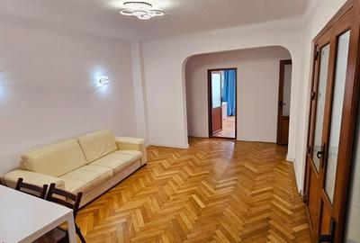 Apartament cu 4 camere semidecomandat, mobilat în Calea Călărașilor