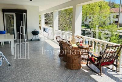 Casă cu 8 camere cu Teren 1674 Mp în Iablanița