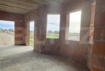 Casă cu 7 camere cu Teren 2703 Mp în Halmeu - 1