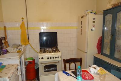 Vând apartament cu 2 camere str Mircea - 2