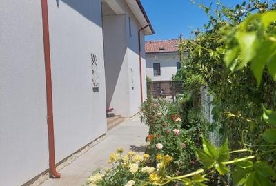 Vand pensiune Vama Veche, 2 corpuri, 610 mp construiti, 1019 mp teren, 21,5m fr