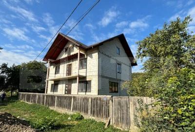 Casă cu 4 camere cu Teren 250 Mp în Central