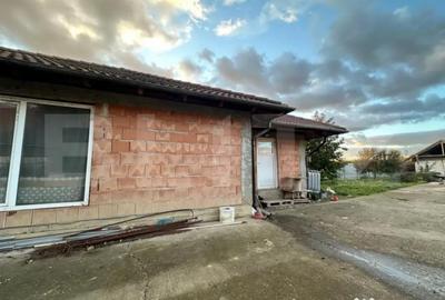 Casă cu 4 camere cu Teren 1500 Mp în Vetiș - 4