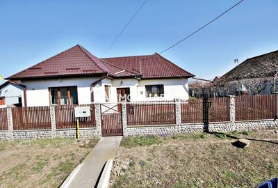 Casă individuală cu 3 camere cu Canalizare în Central - 1