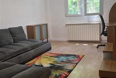 Apartament cu 3 camere decomandat în Tei