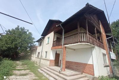 Casă cu 4 camere în Central - 2