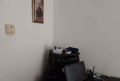 Apartament cu 4 camere decomandat în Roman - 3