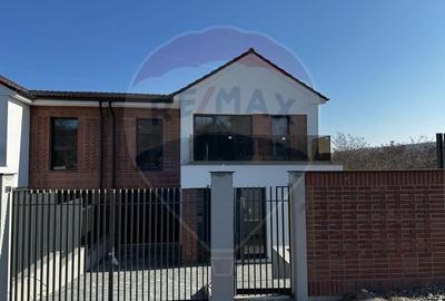 Vând Casă, in Borhanci - 2