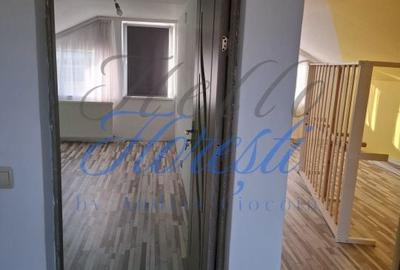 Casă cu 3 camere decomandat cu Teren 491 Mp în Central