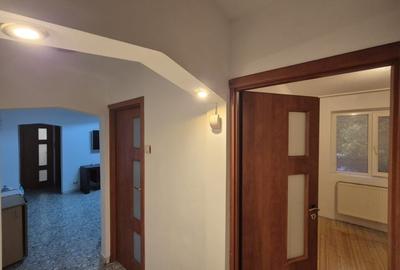 Direct proprietar, vând ap 3 camere, sector 4, strada Semenic - 3