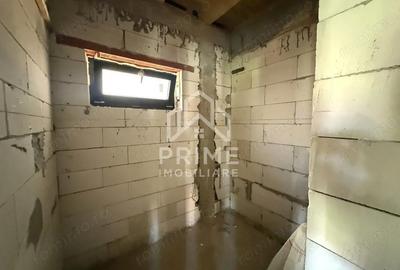 Casă cu Teren 451 Mp în Teiu - 1