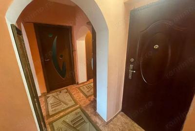 Vanzare apartament 3 camere, etaj 3, situat in Targu Jiu, strada Slt. Ion Fota - 8