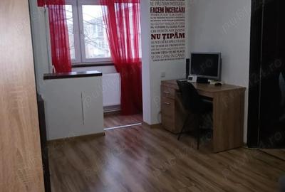 Apartament cu 3 camere semidecomandat în Craiovița Nouă - 1