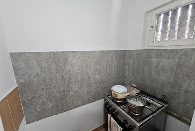 Apartament cu 3 camere semidecomandat, mobilat în Micro III - 8