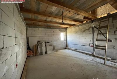 Casă cu 4 camere cu Teren 1600 Mp în Malcoci - 1