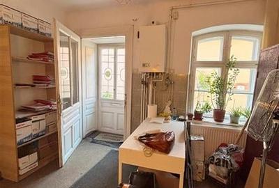 Casa de vanzare, 2 camere, boxa si pod renovat, central, Brasov - 3