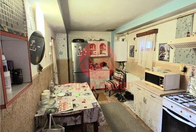 Casă cu 4 camere semidecomandat cu Canalizare în Central