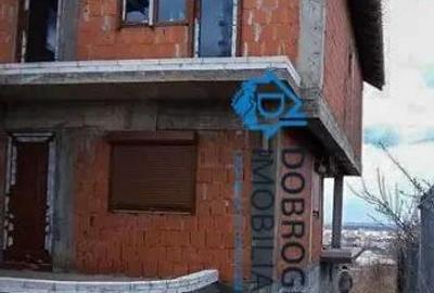 Casă cu Teren 600 Mp în Peco - 1