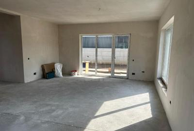 Casă cu 5 camere cu Teren 380 Mp în Florești