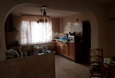 Casă cu 7 camere cu Canalizare în Km 5 - 14