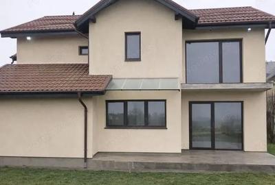 Casă cu 5 camere cu Teren 556 Mp în Stupini