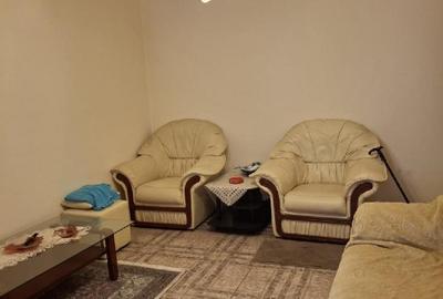 Apartament cu 3 camere decomandat în Far